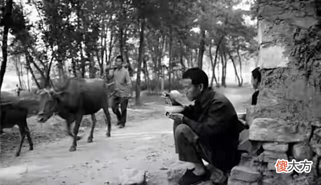 【历史故事】70年代农村老照片,人们蹲在地上吃饭,幸福满足,可惜再也回不去