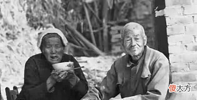 【历史故事】70年代农村老照片,人们蹲在地上吃饭,幸福满足,可惜再也回不去