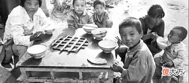 【历史故事】70年代农村老照片,人们蹲在地上吃饭,幸福满足,可惜再也回不去