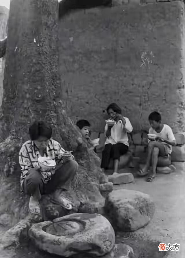 【历史故事】70年代农村老照片,人们蹲在地上吃饭,幸福满足,可惜再也回不去