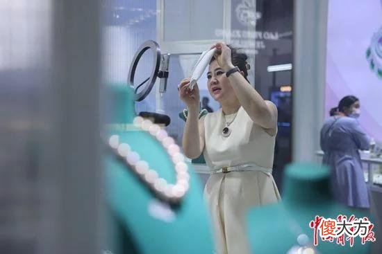 【就爱时尚】消博会上的“她经济”
