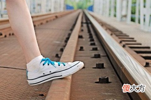 梦见穿两种鞋