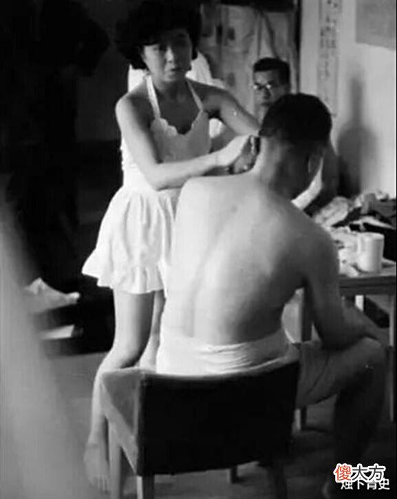【历史故事】老照片:张灵甫遗孀王玉玲的一张留影,1986年打谷场上谈恋爱的男女