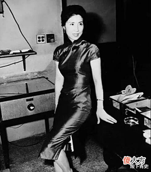 【历史故事】老照片:张灵甫遗孀王玉玲的一张留影,1986年打谷场上谈恋爱的男女