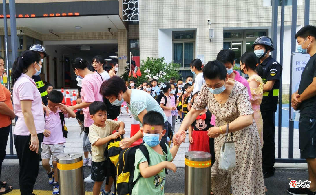 幼儿园放学后，总是被家人晚接的孩子容易自卑，家长要尽量避免