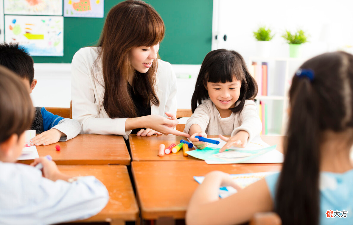 幼儿园放学后，总是被家人晚接的孩子容易自卑，家长要尽量避免