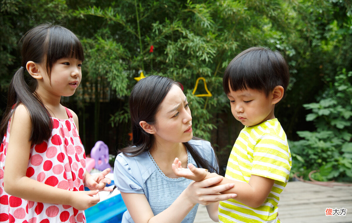 幼儿园放学后，总是被家人晚接的孩子容易自卑，家长要尽量避免