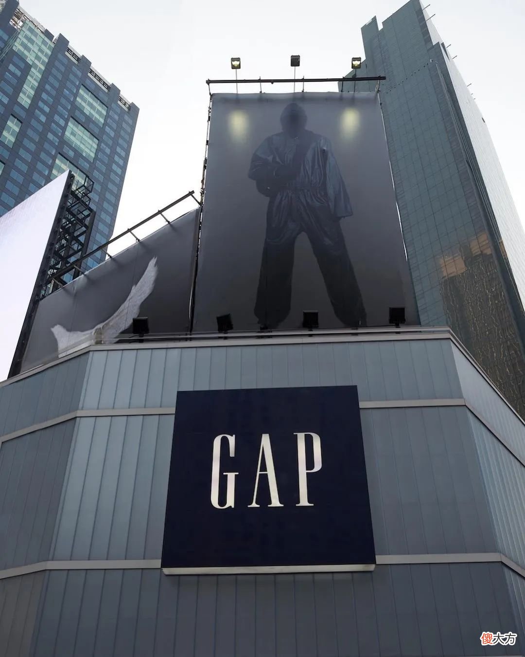 【就爱时尚】突发！巴黎世家退出 YZY x GAP 合作！侃爷：都给我冲！