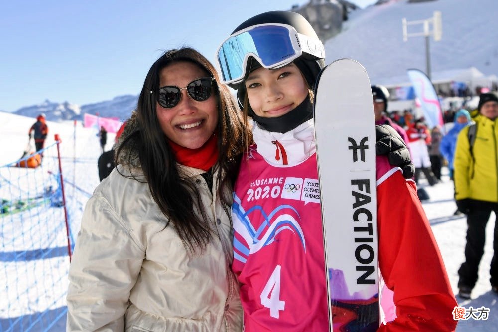 谷爱凌妈妈：谷爱凌从小有10余种兴趣爱好，光是滑雪就花费上千万