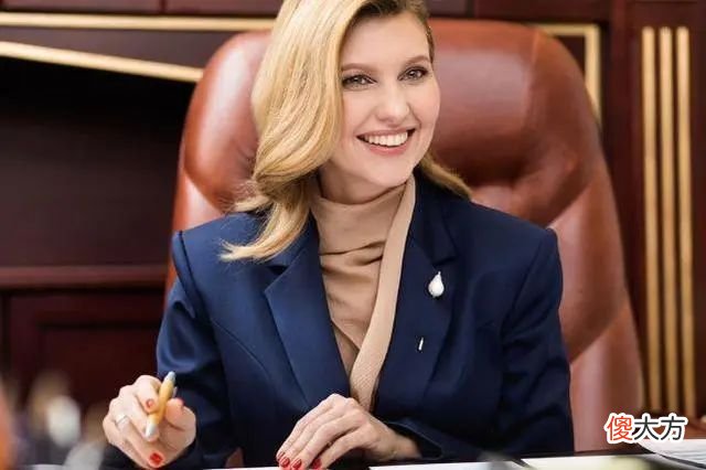 【时尚一点】乌克兰第一夫人惊艳了，穿西装梳背头美得不做作，看眼神心事重重