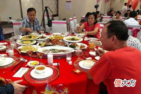 梦见跟亲人一起吃饭