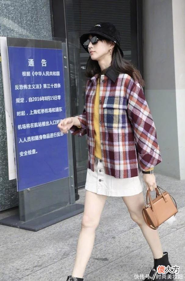 【时尚一点】张钧甯168cm身材好惊艳！蓝色衬衫配开叉阔腿裤，110cm长腿好抢镜