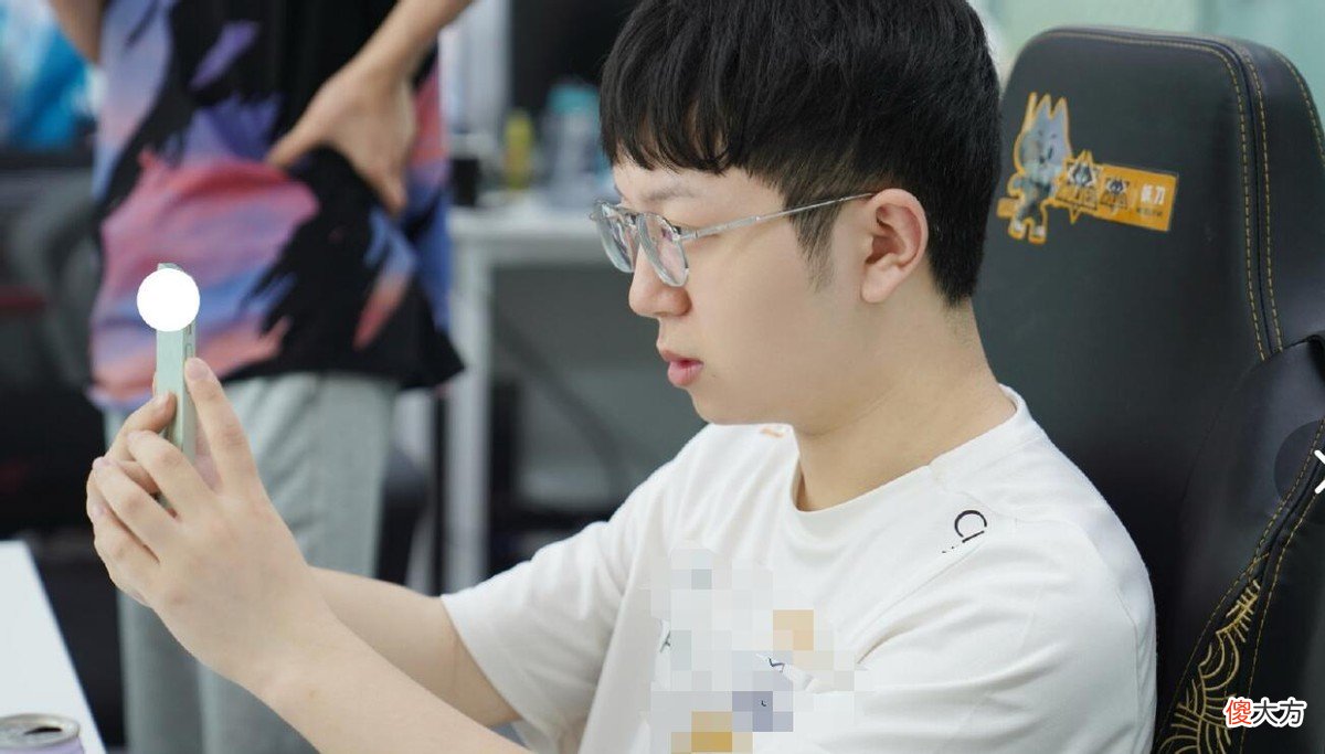 【游戏世界】周最佳阵容新鲜出炉，狼队四人集体上榜，粉丝建议FLY退役