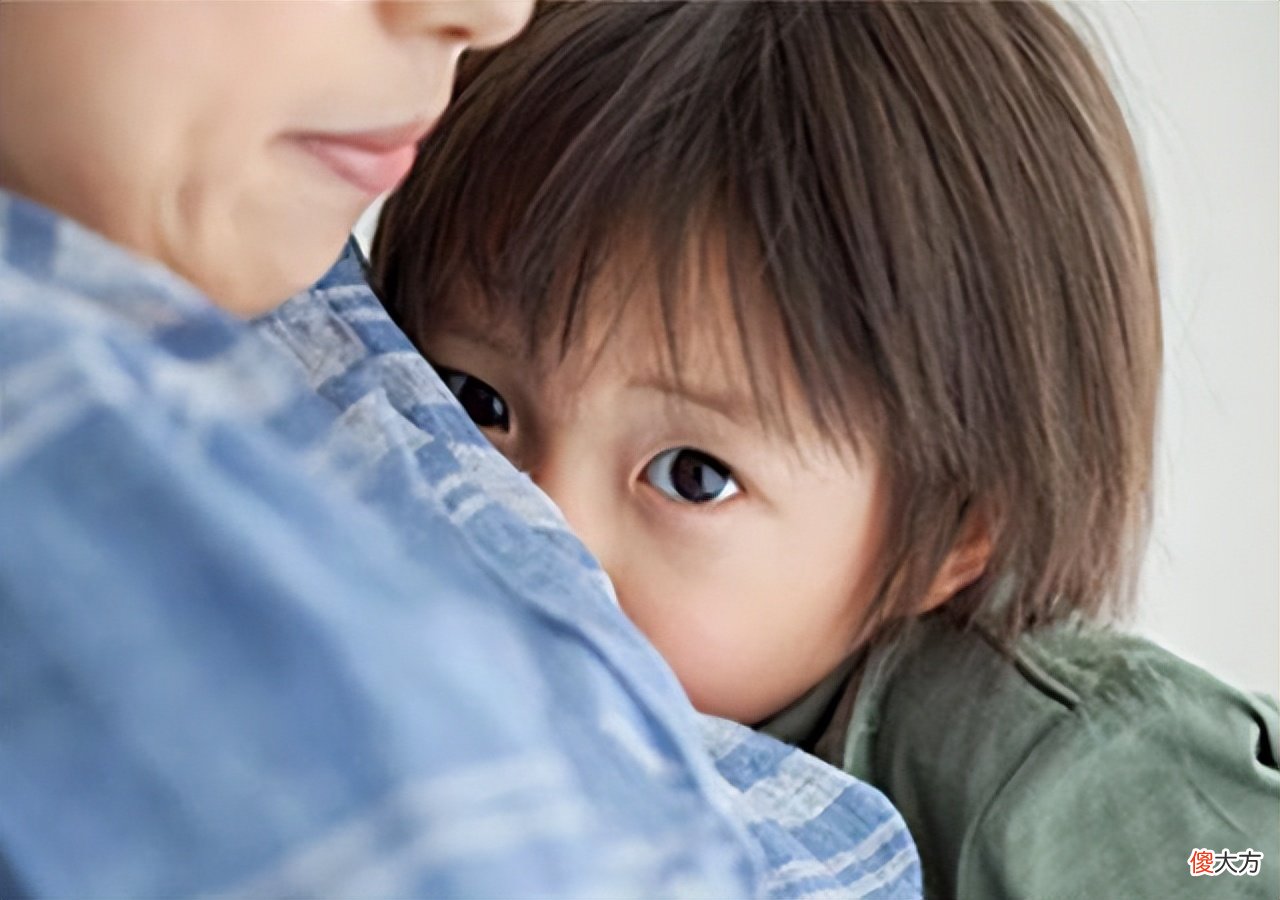 原本大方见人就笑的孩子,为何变得害羞了?过于害羞影响能力发展