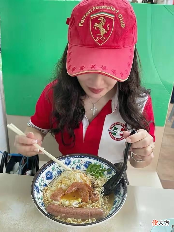 【时尚一点】陈少霞二婚真没嫁错人，开豪车同白发老公庆6周年结婚纪念日，46岁很少女