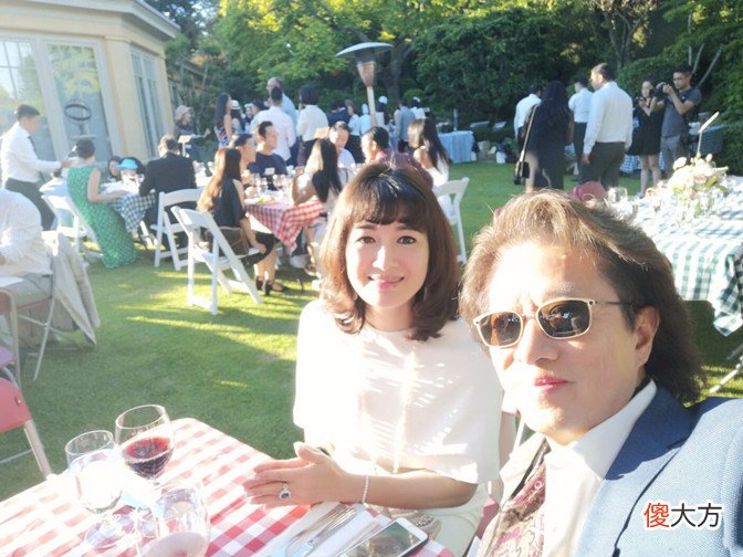 【时尚一点】陈少霞二婚真没嫁错人，开豪车同白发老公庆6周年结婚纪念日，46岁很少女