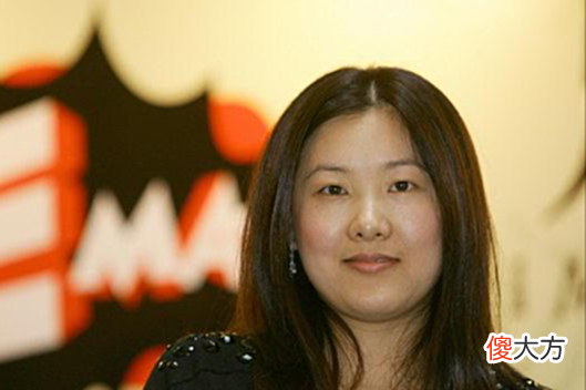 “跳水女王”伏明霞：嫁大26岁梁锦松，5年生3个孩子，还想拼4胎？