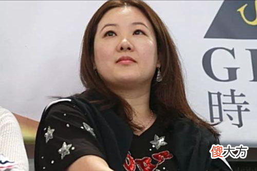 “跳水女王”伏明霞：嫁大26岁梁锦松，5年生3个孩子，还想拼4胎？
