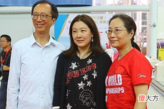 “跳水女王”伏明霞：嫁大26岁梁锦松，5年生3个孩子，还想拼4胎？