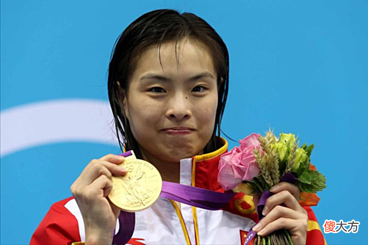 “跳水女王”伏明霞：嫁大26岁梁锦松，5年生3个孩子，还想拼4胎？