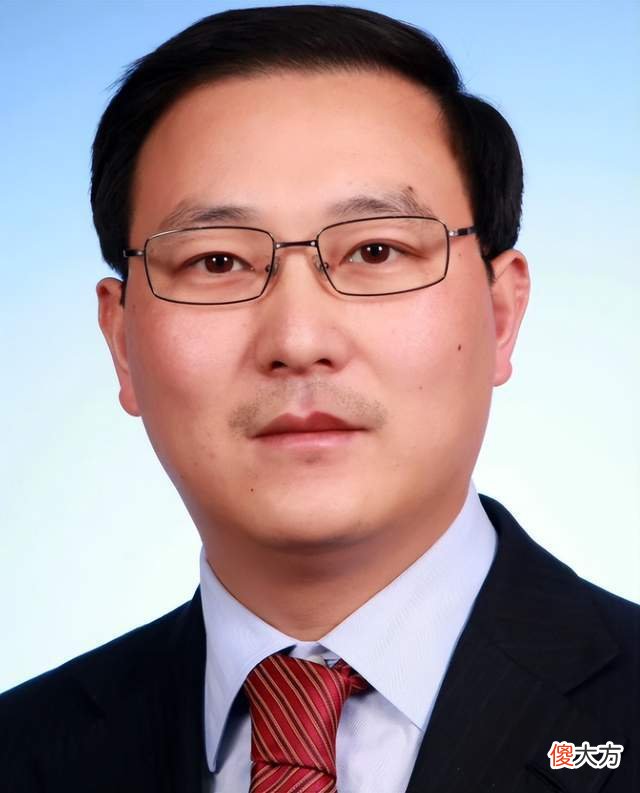 董卿老公密春雷神秘失踪数月后，现重返公司掌权，履行董事长职责