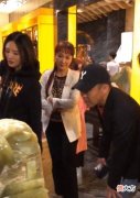 53岁侯勇带小20岁美妻逛街，妻子吸睛度十足，网友：好福气