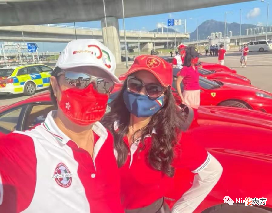 【时尚一点】陈少霞二婚嫁对了，开豪车同白发老公亲6周年结婚，烫卷发很少女