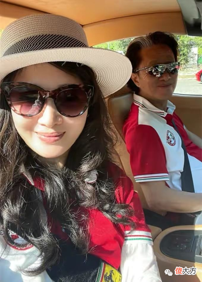 【时尚一点】陈少霞二婚嫁对了，开豪车同白发老公亲6周年结婚，烫卷发很少女