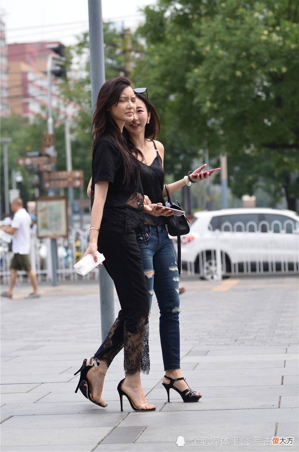 【时尚一点】夏季适合搭配凉鞋,姐妹逛街,也要搭配细跟凉鞋,提升气质