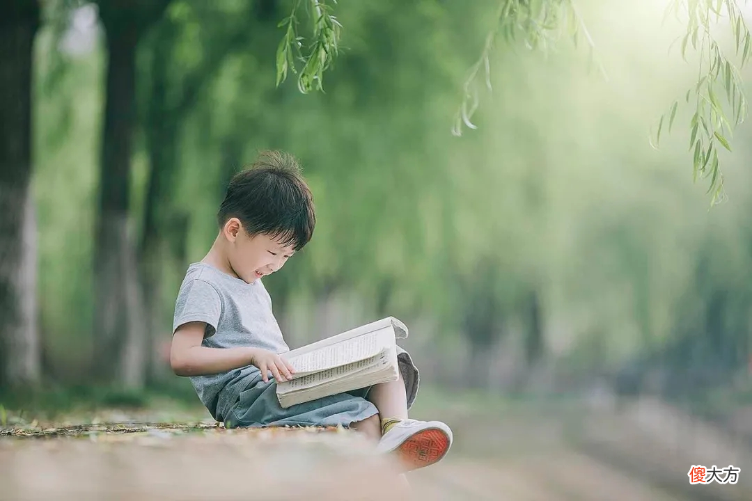小孩往地铁座位吐口水惹怒全网：这4种孩子，最容易被社会淘汰