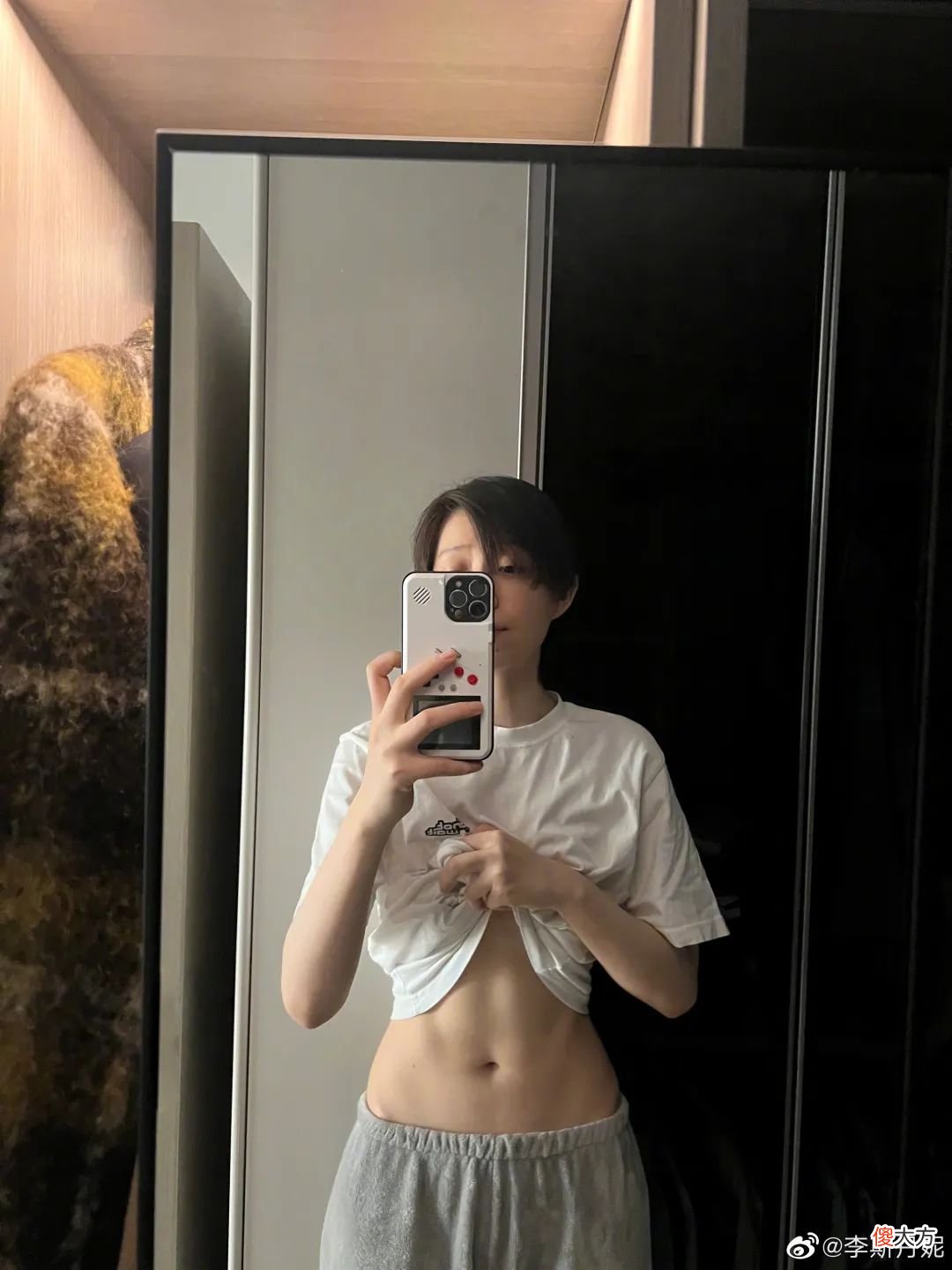【时尚一点】扩！金晨的腹肌不是饿出来的！