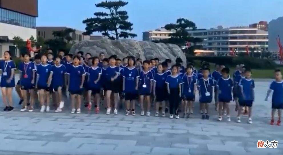 节约！王楠6岁女儿军训，吃饭胃口好，土豆丝掉桌上拾起来吃