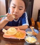 节约！王楠6岁女儿军训，吃饭胃口好，土豆丝掉桌上拾起来吃