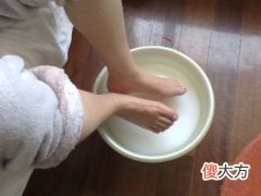 梦见自己的男人洗脚