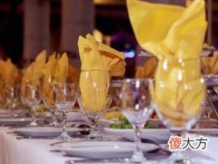 梦见到别人家吃酒席