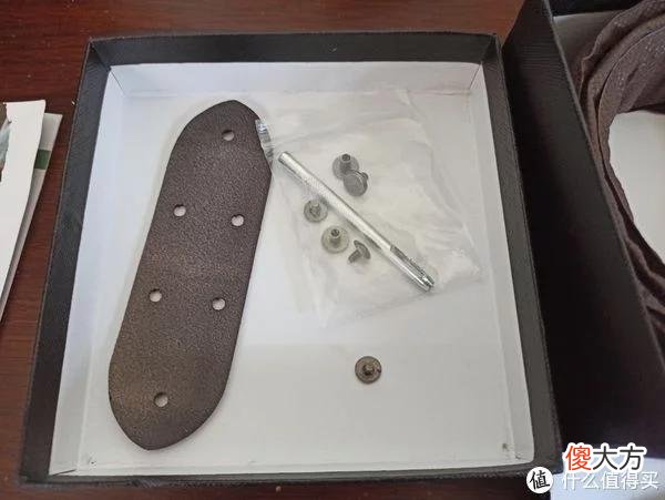【时尚一点】日常用品 篇一百二十九：节约又实惠，腰带松脱分层后，新买了罗蒙的无扣头牛皮腰带，按在以前腰带的扣头上，节约了好多小钱钱。