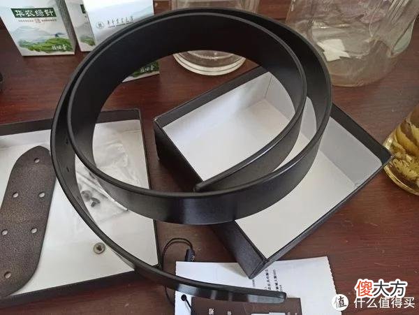 【时尚一点】日常用品 篇一百二十九：节约又实惠，腰带松脱分层后，新买了罗蒙的无扣头牛皮腰带，按在以前腰带的扣头上，节约了好多小钱钱。