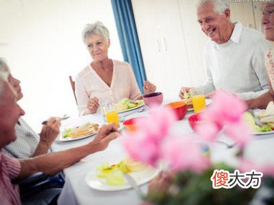 梦见老年人坐在一起