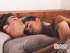 梦见男性朋友睡一起