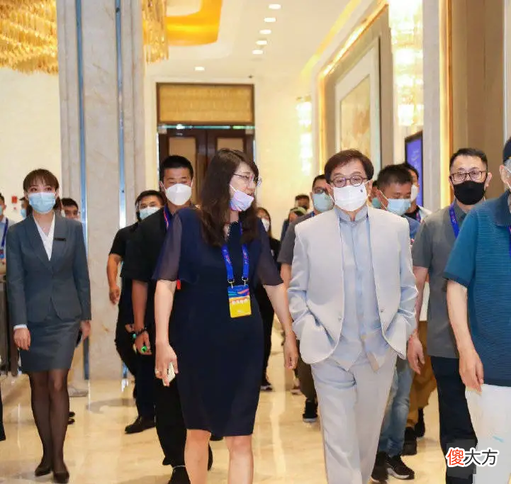 【时尚一点】68岁成龙也老了，一身灰色西装打扮像老干部，脸部泛黄没有气色