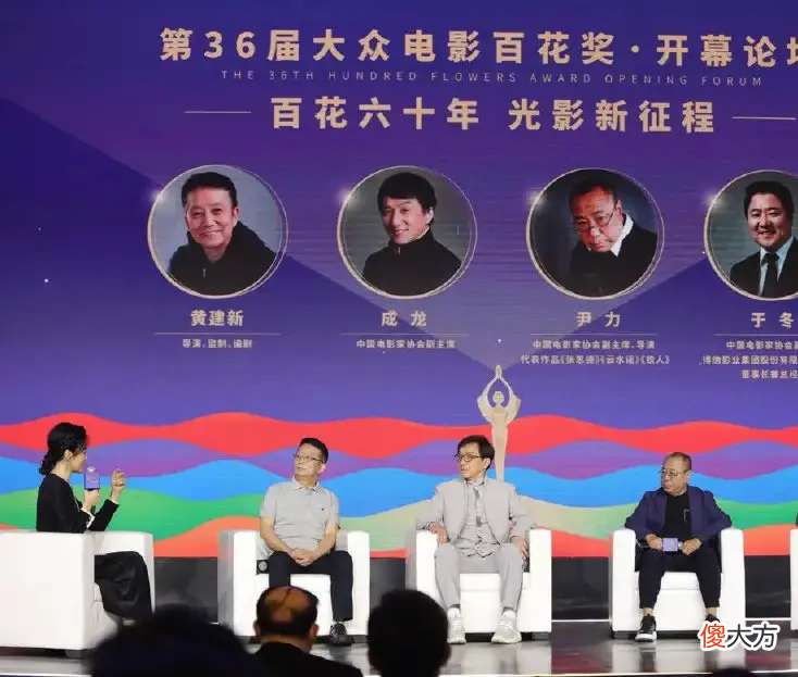 【时尚一点】68岁成龙也老了，一身灰色西装打扮像老干部，脸部泛黄没有气色