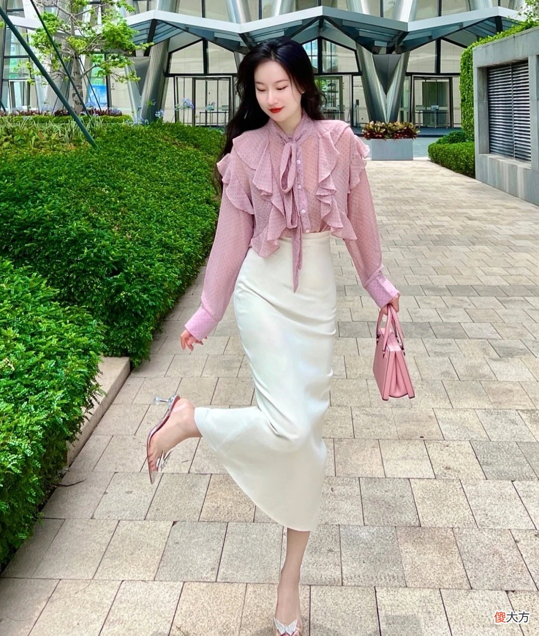 【时尚一点】27岁女孩穿出打工人的体面，每天打扮美美的公司楼下自拍，轻职场风穿搭值得借鉴