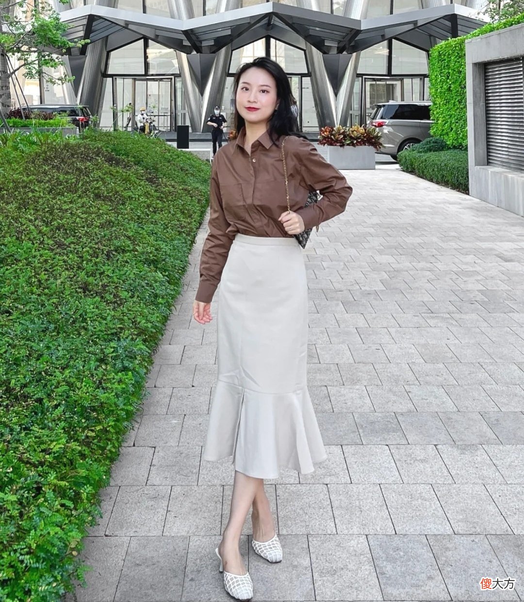 【时尚一点】27岁女孩穿出打工人的体面，每天打扮美美的公司楼下自拍，轻职场风穿搭值得借鉴