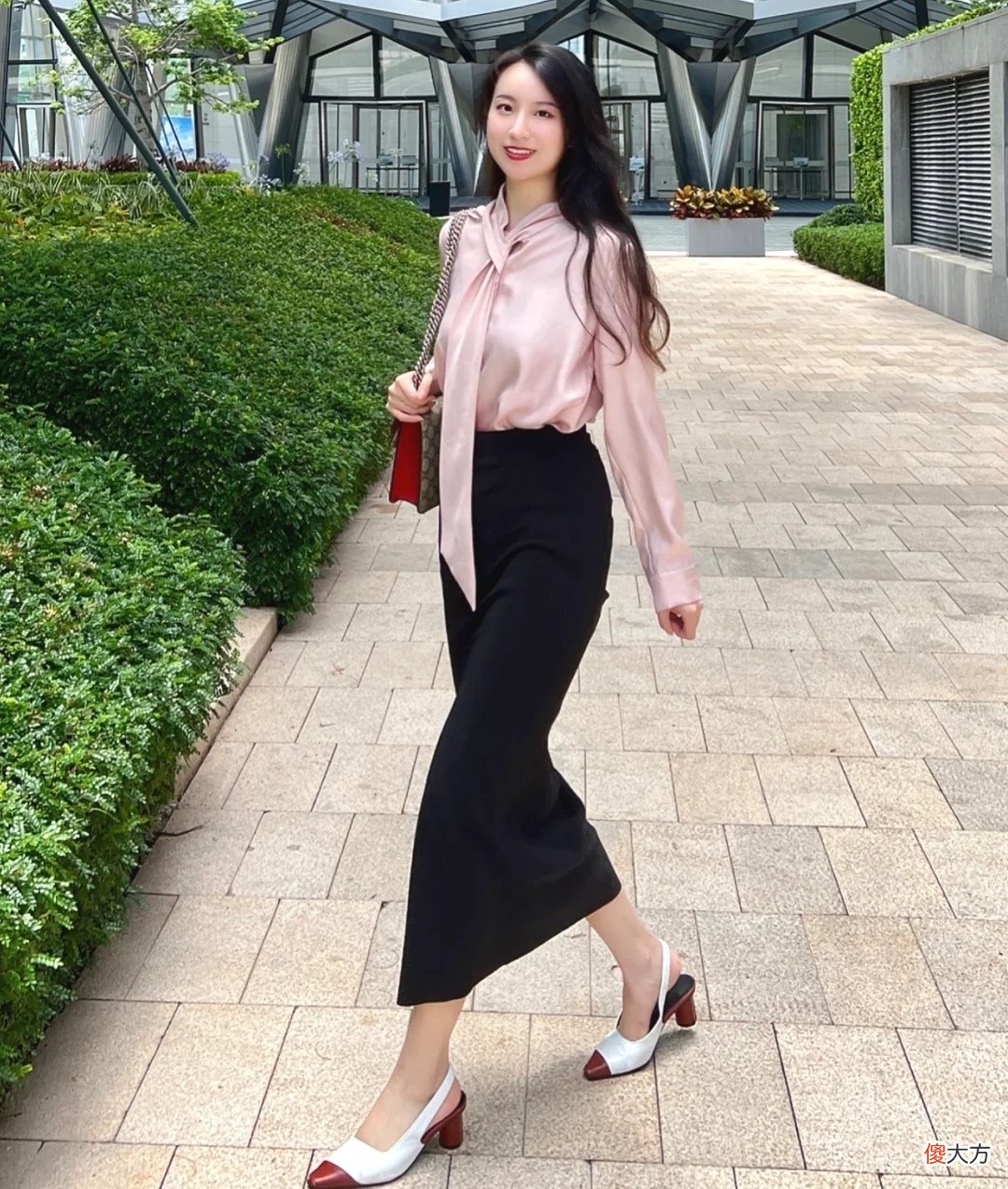 【时尚一点】27岁女孩穿出打工人的体面，每天打扮美美的公司楼下自拍，轻职场风穿搭值得借鉴
