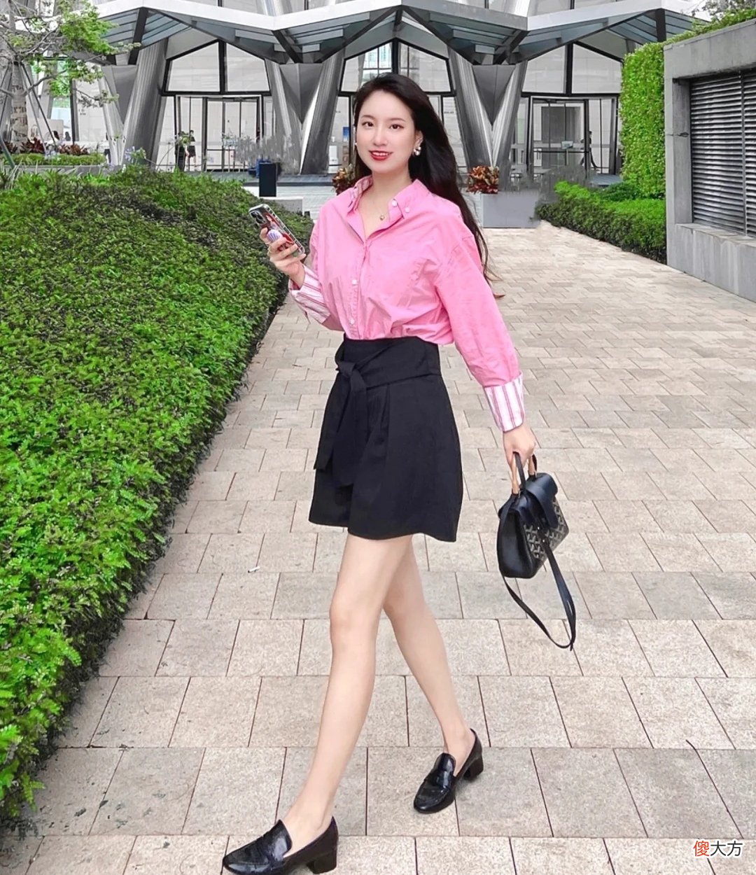 【时尚一点】27岁女孩穿出打工人的体面，每天打扮美美的公司楼下自拍，轻职场风穿搭值得借鉴