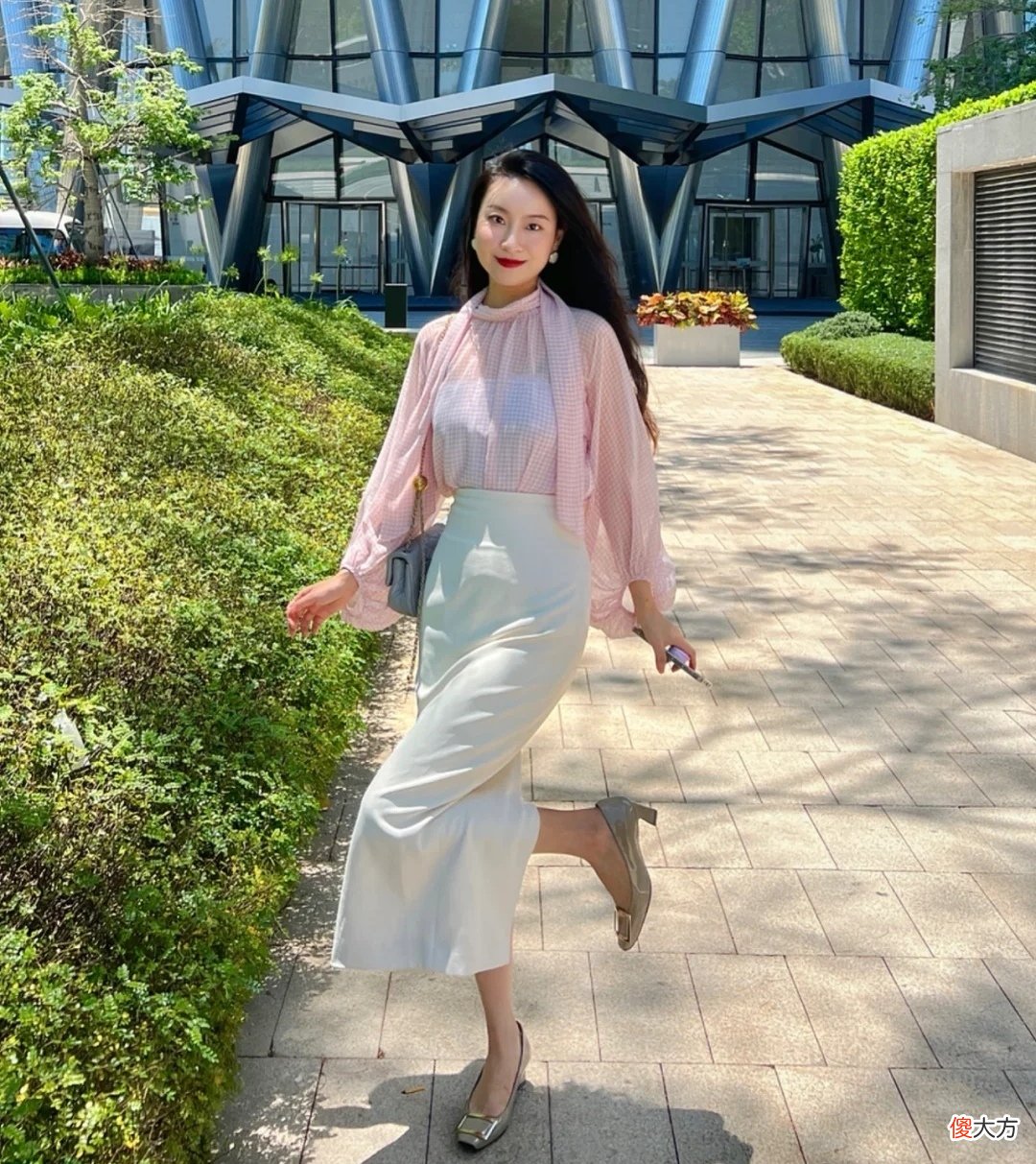 【时尚一点】27岁女孩穿出打工人的体面，每天打扮美美的公司楼下自拍，轻职场风穿搭值得借鉴