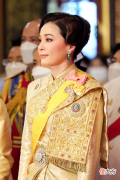 【时尚一点】苏提达为泰王庆生，穿皇家黄泰服雍容华贵，碧翠色耳坠成点睛之笔