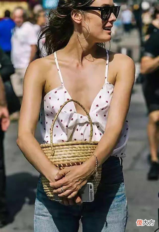 【就爱时尚】胸大的女人夏季穿衣有技巧！掌握这四点穿搭技巧，时髦不显low