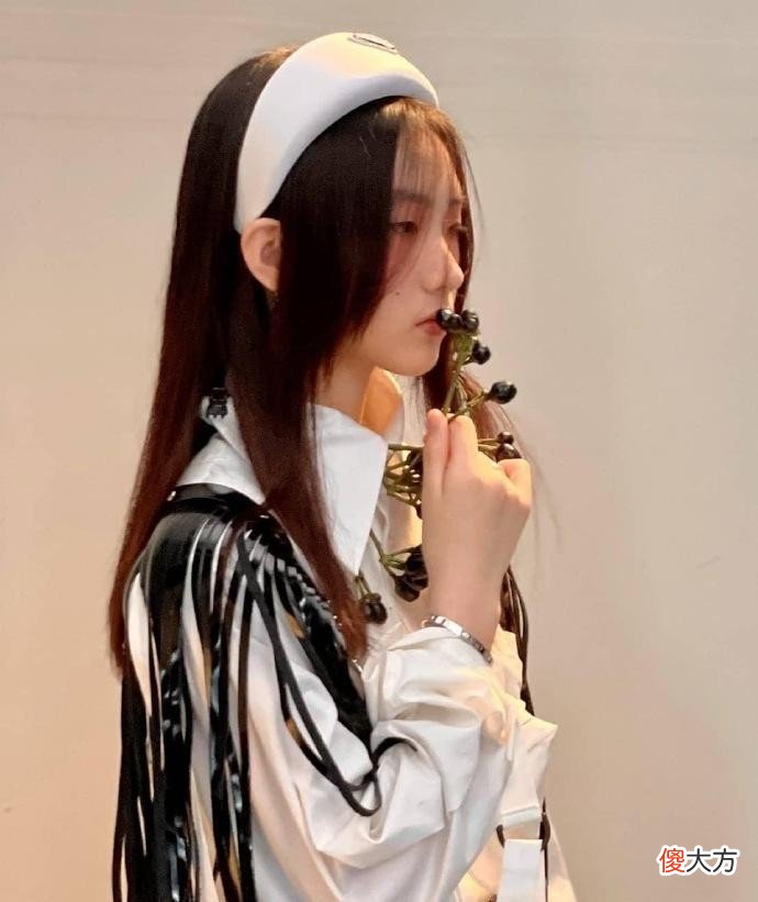 【时尚一点】小S的大女儿审美独特，晒出的服装款式不一般，奇葩却很时髦