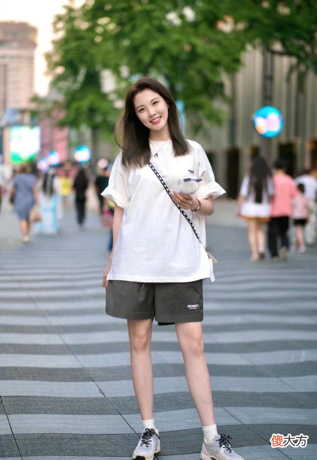 【时尚一点】杭州街头的美女令人“大饱眼福”，我的“泪水”从嘴里流了出来！